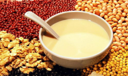 黄豆芝麻豆浆功效,营养双倍，健康加分
